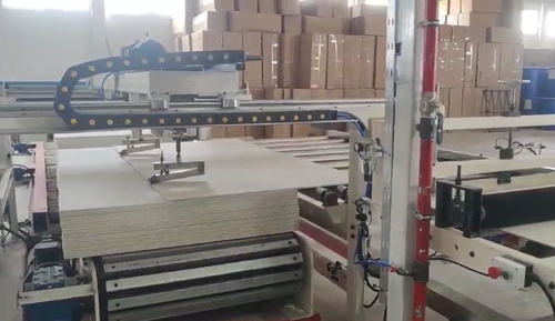 Tam otomatik gips tavan kiremitleri yapma makinesi şimdi Cezayir'de çalışmaya başladı.