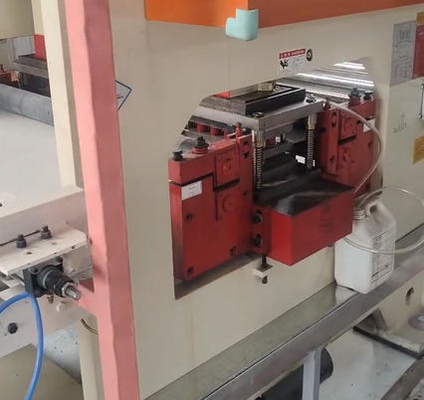 Özelleştirilmiş tam otomatik kart delinmiş çelik delme makinesi