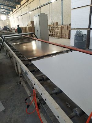 İyi bir fiyat. Tam Otomatik Çift Taraflı Alçıpan PVC Tavan Ekstrüzyon Makine çevrimiçi