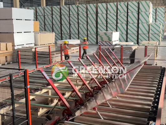 İyi bir fiyat. 1300mm Etkili Laminasyon, PLC Sistemi ve Yıllık 2-6 Milyon Metrekare Üretim Kapasitesi ile PVC Laminated Fiber Cement Board Yapma Makinesi çevrimiçi
