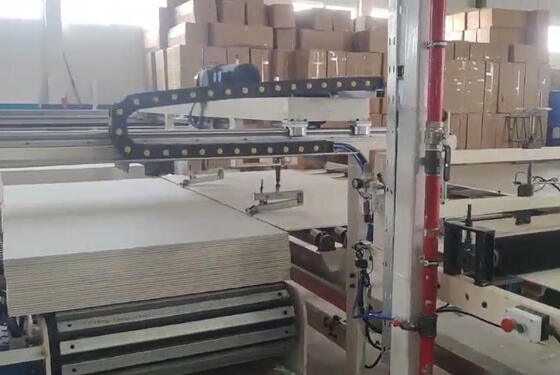 İyi bir fiyat. Yüksek Verimlilikli PVC Film Laminasyon Makinesi 1300mm Etkili Laminasyon ve 2-6 Milyon Metrekarelik Yıllık Yapım Kapasitesi çevrimiçi