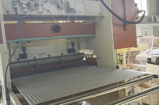 İyi bir fiyat. Panellerde özelleştirilebilir delik şekilleri için 160 KG'lık yumruklama basıncı ile yüksek hızlı hidrolik yumruklama makinesi çevrimiçi