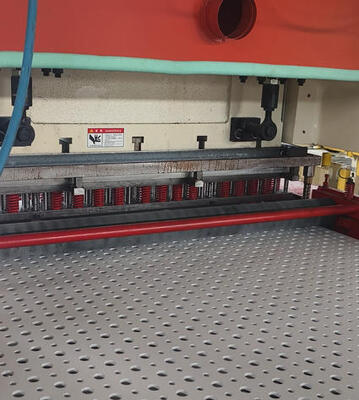 İyi bir fiyat. 160 Ton Basınç 11 KW Güçlü Delik Perforasyon Makinesi çevrimiçi