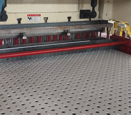 200T basınçlı gips levhası perforasyon makinesi yüksek otomatik seviye ile Max 20mm kalınlığı için